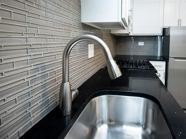 646-48 W Roscoe St #648.5 — Photo 12
