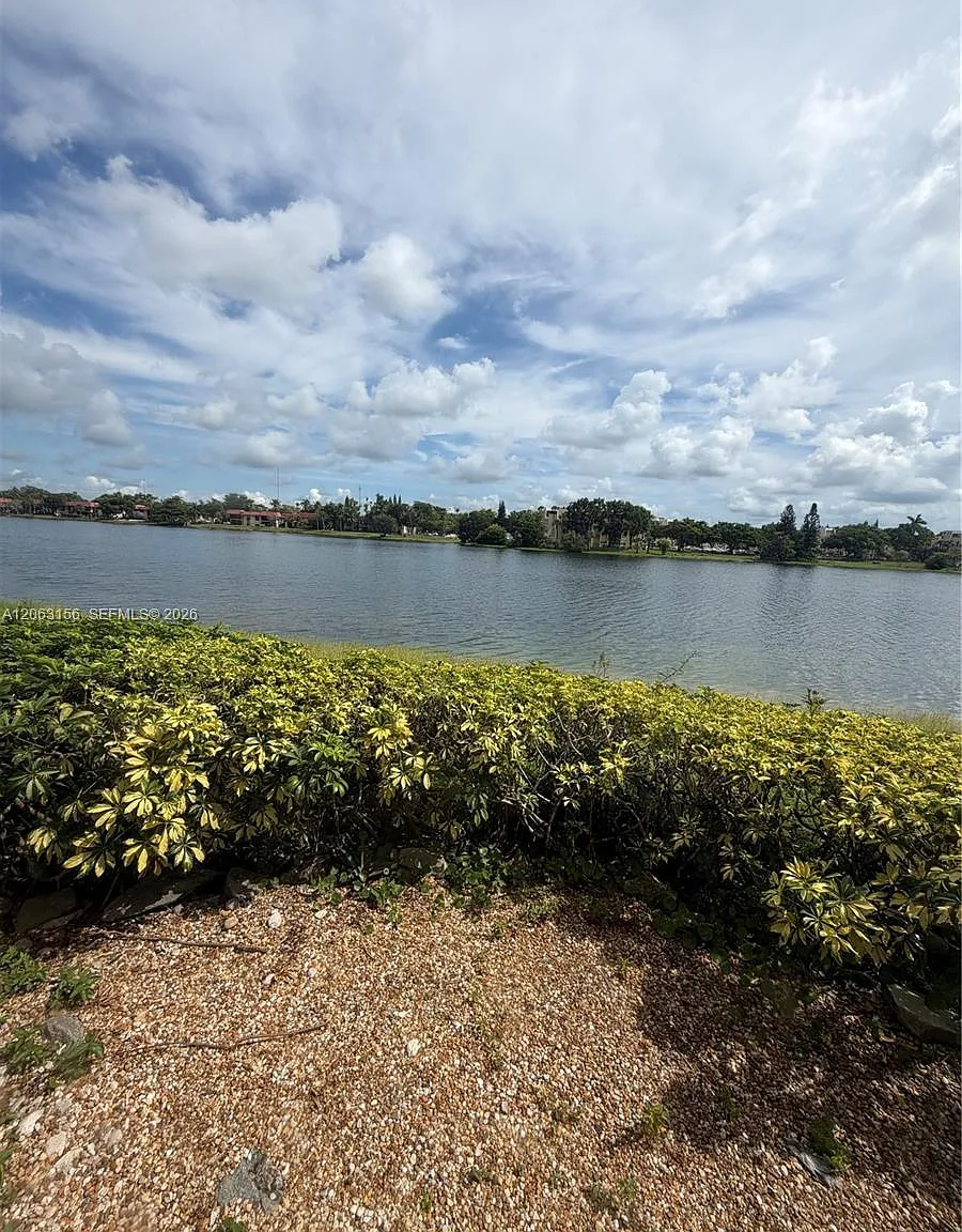 Azure Lake Condo — Photo 1
