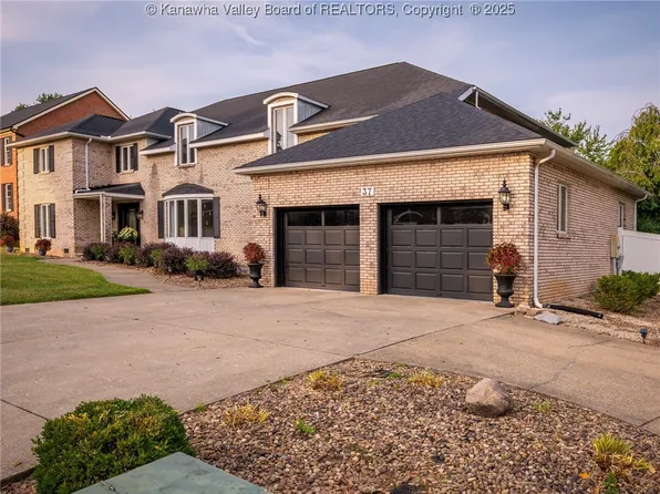 37 Cedar Dr, Hurricane, WV 25526