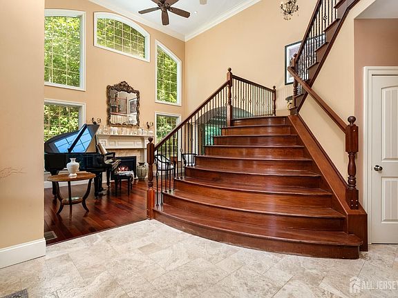 5th image of 12 Mountain View Ct