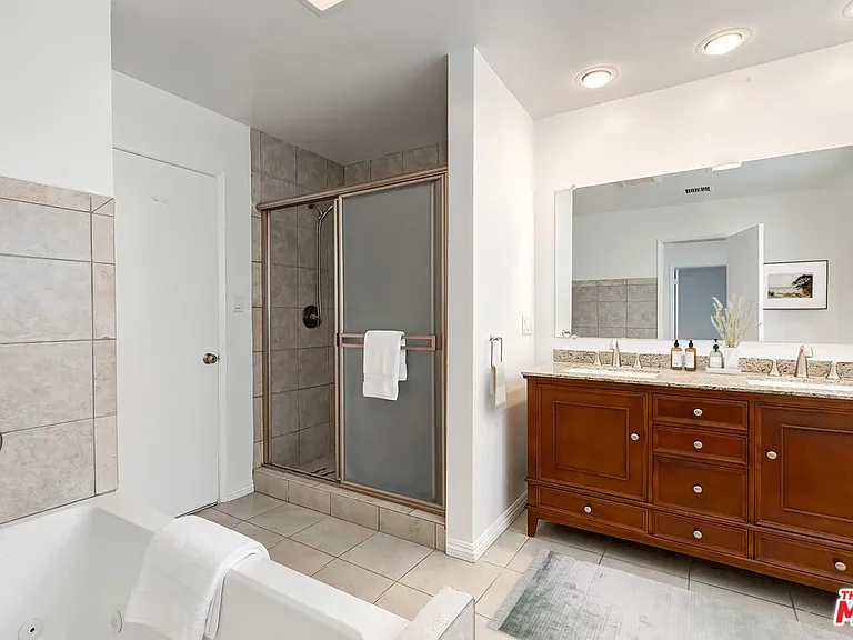 212 N Palm Dr — Photo 10