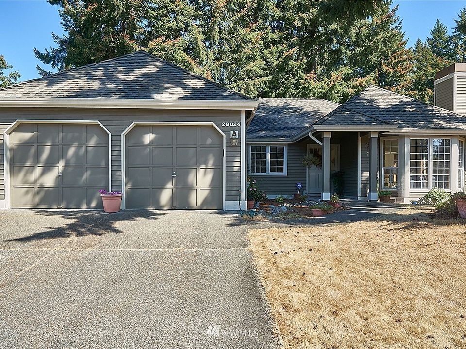 Enjoy one-story living on the golf course!