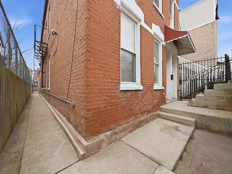 2125 W 18th Pl #1F — Photo 2