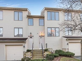 4 L Ambiance Ct, Bardonia, NY 10954