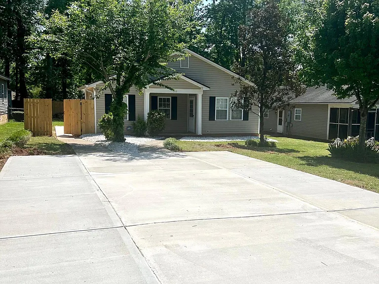 919 Wainwright Ave — Photo 2