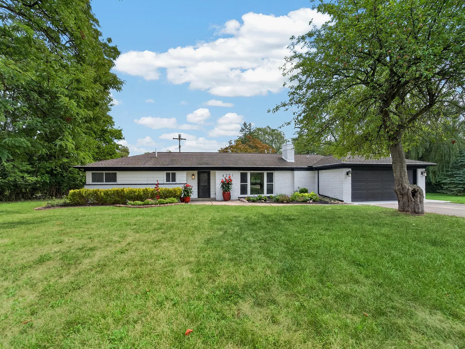 4 bed, 1700 sqft, $4,999 — Photo 2