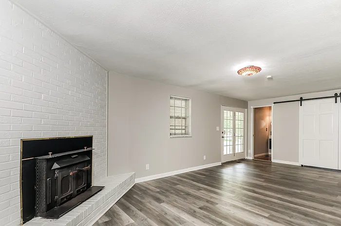 4361 Hillcrest Dr — Photo 4
