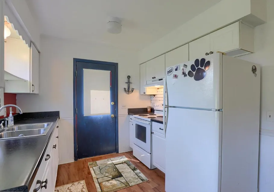 3 bed, 1640 sqft, $1,975 — Photo 3