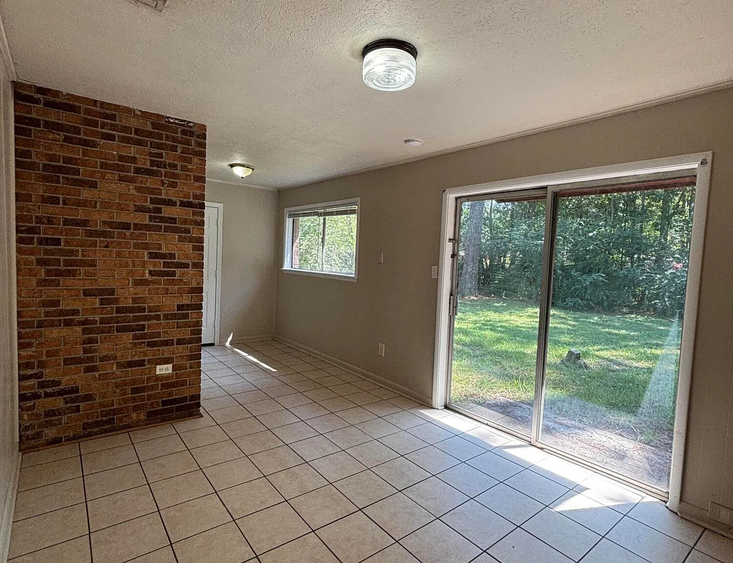 3 bed, 1.0 bath, 1164 sqft, $1,000 — Photo 3