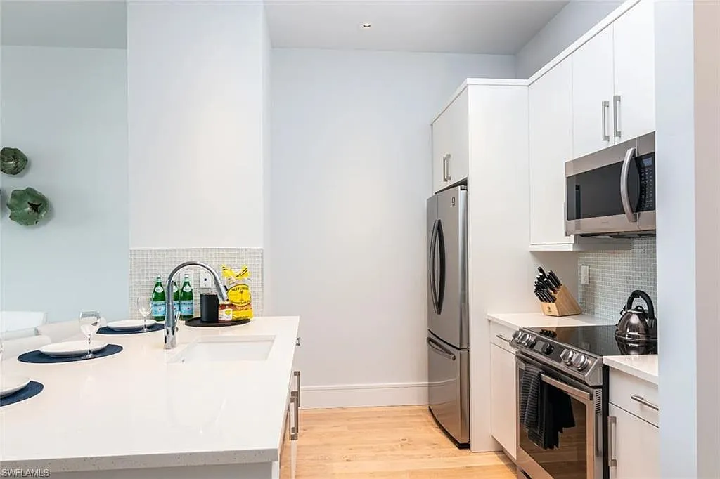 1 bed, 1.0 bath, 790 sqft, $11,025 — Photo 2