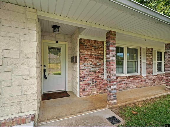 2nd image of 1702 Oakwood Dr