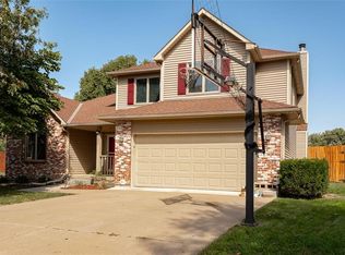 1303 Pin Oak Cir, Ottawa, KS 66067