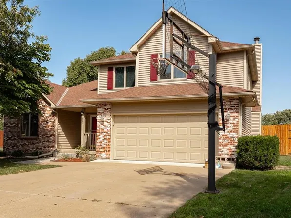 1303 Pin Oak Cir, Ottawa, KS 66067