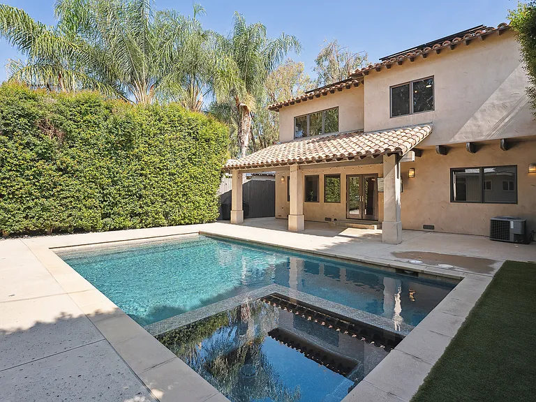 22030 Providencia St — Photo 24