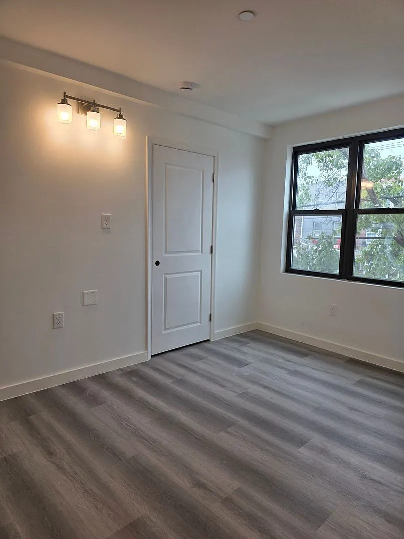 541 Washington Ave — Photo 3