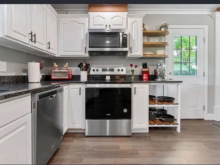 3704 Hilldale Dr NE — Photo 8