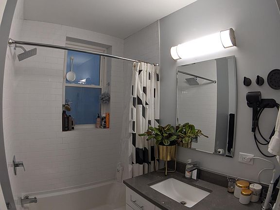 4th image of 3320 N Lakewood Ave #1