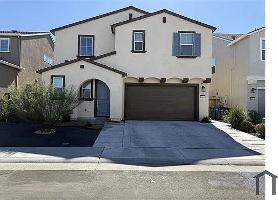 4 bed, 2400 sqft, $3,950 — Photo 2