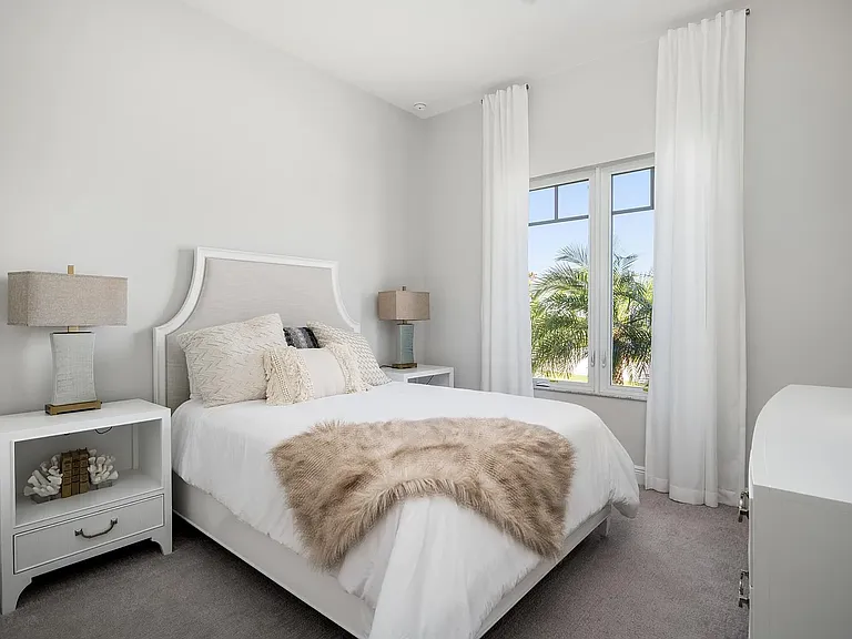 Guest bedroom.