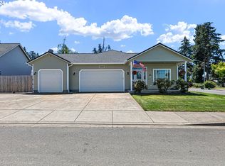 827 Yoss Pl, Cottage Grove, OR 97424