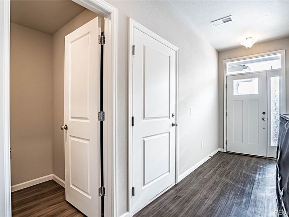 3rd image of 1052 Oak Cir