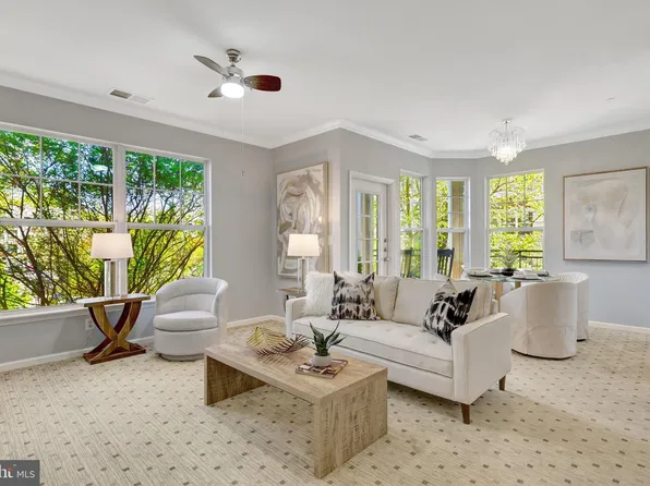12112 Garden Grove Cir Unit 301, Fairfax, VA 22030