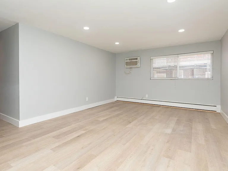 Wayne Court Apartments — Photo 13