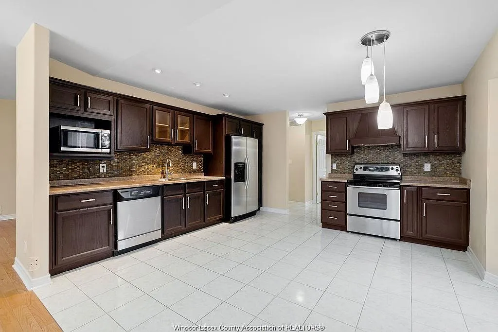 4 bed, $2,950 — Photo 4