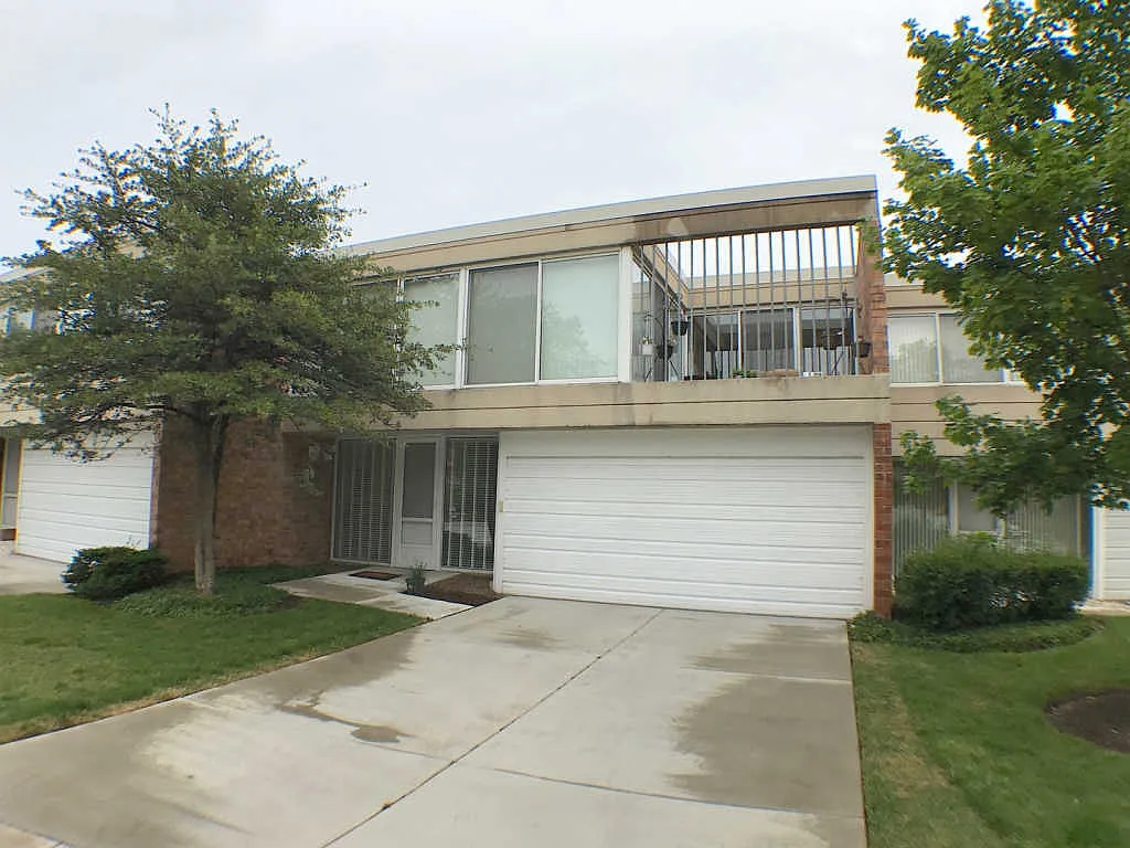 99 Wellington Rd photo 1