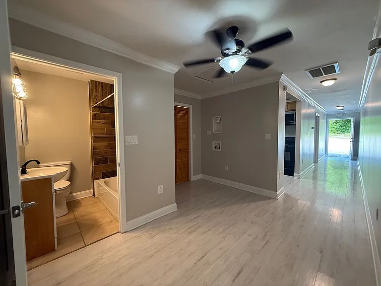 620-646 Lovers Ln — Photo 5