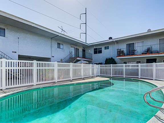 3rd image of 127 N Eucalyptus Ave APT 6
