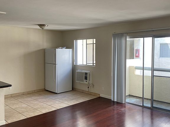 2nd image of 860 S Ardmore Ave #2B-2Ba
