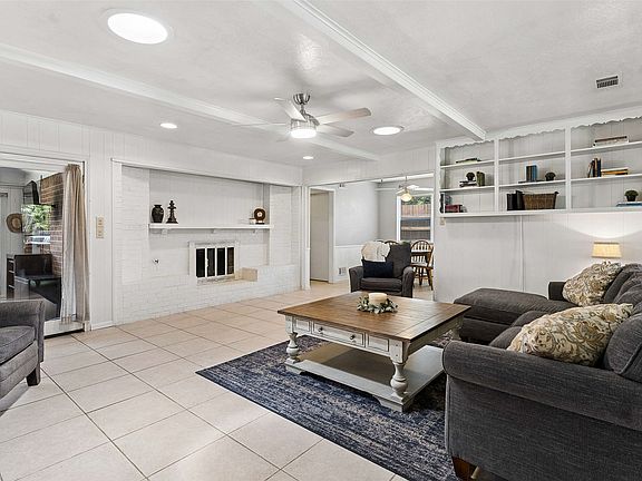 2nd image of 909 Sandalwood Ave