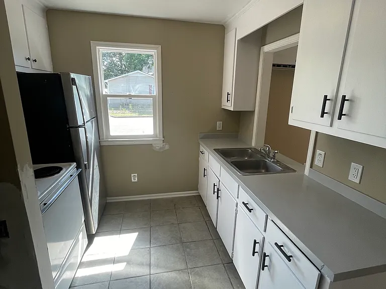 521 Swann St — Photo 7