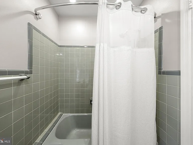 6709 Pemberton St — Photo 32