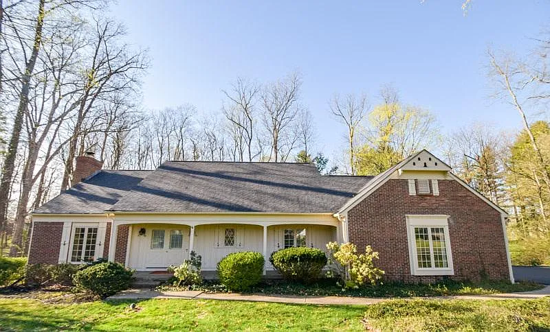 2206 E Maxwell Ln photo 1