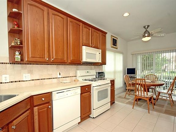 5th image of 240 Longwood Ln
