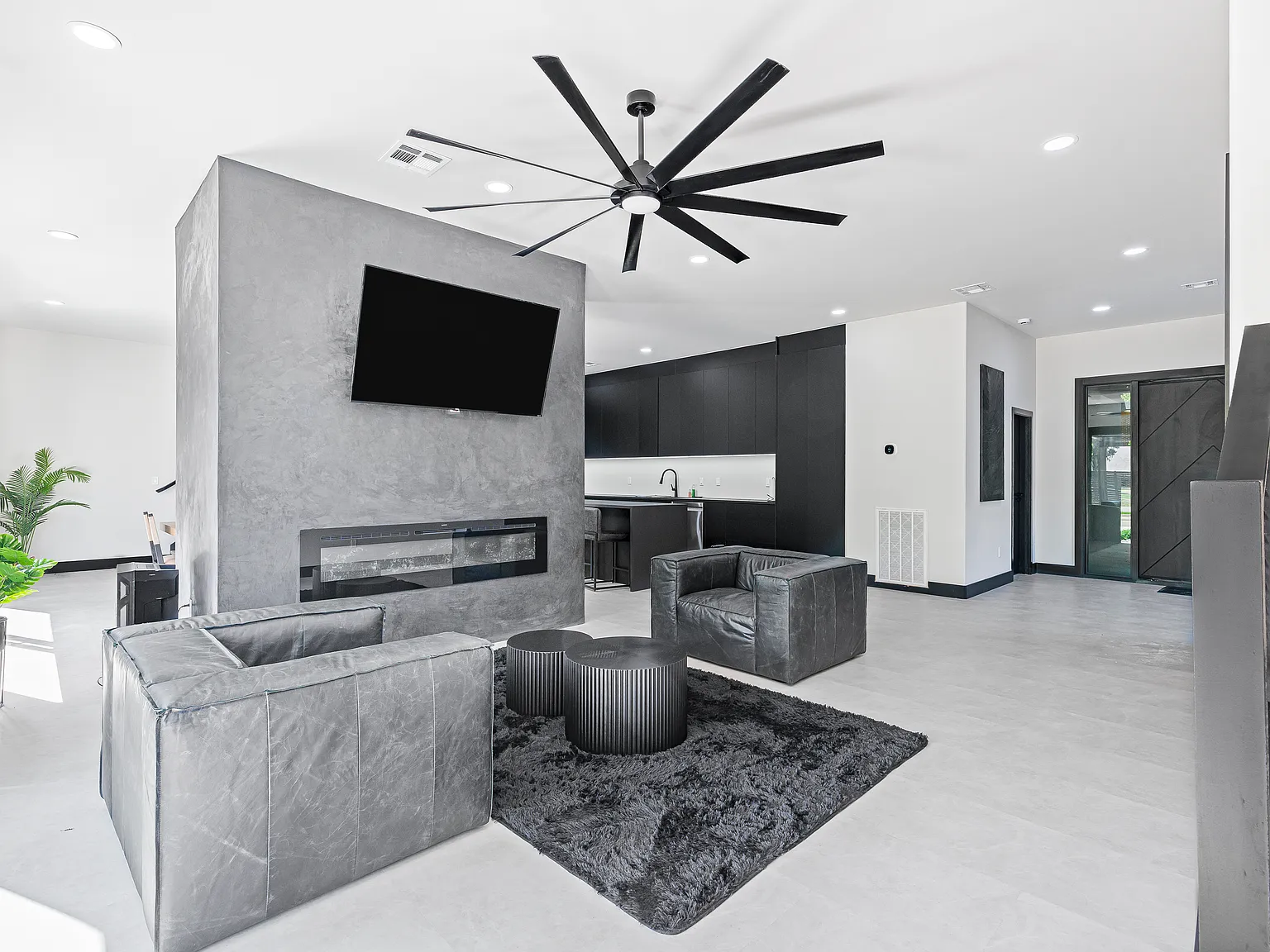 4 bed, 4.5 bath, 3200 sqft, $5,500 — Photo 2