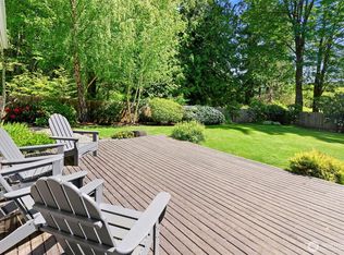 301 Weaver Rd NW, Bainbridge Island, WA 98110
