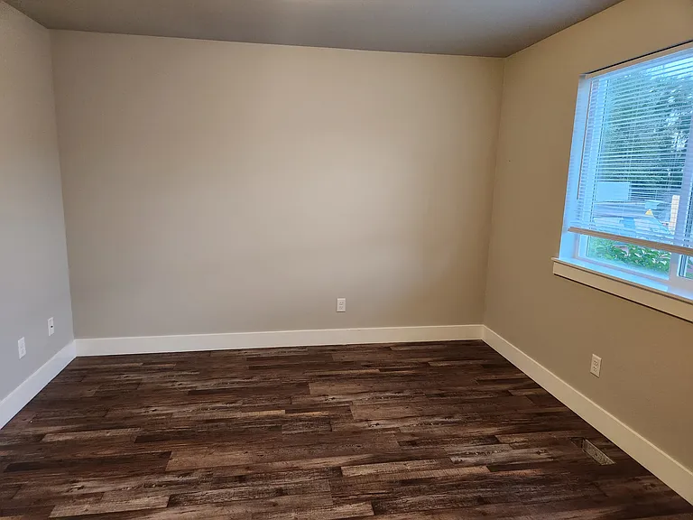 2442 Queen Ave SE — Photo 3