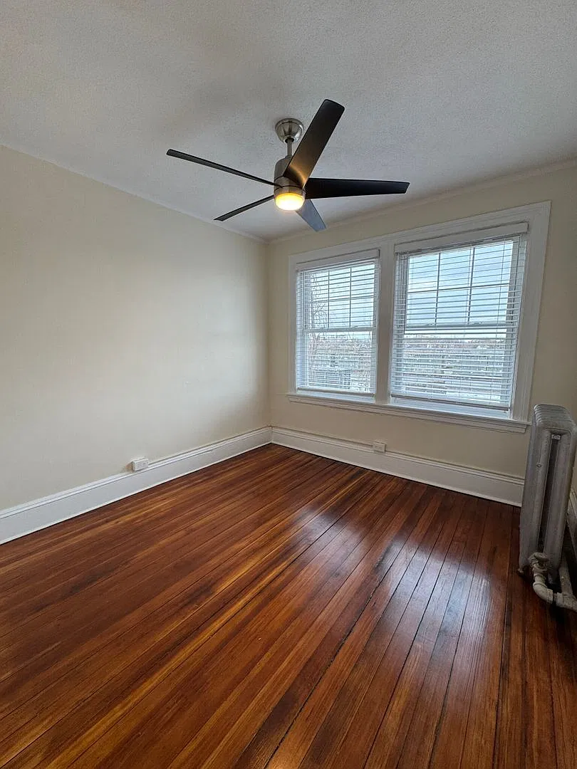7 Bed 4 Bath Near Bu — Photo 3