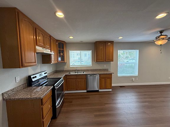 4th image of 904 Maine St