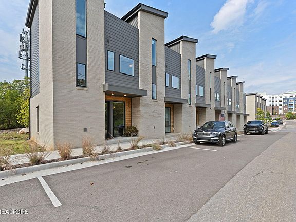 2nd image of 433 Saint Paul St