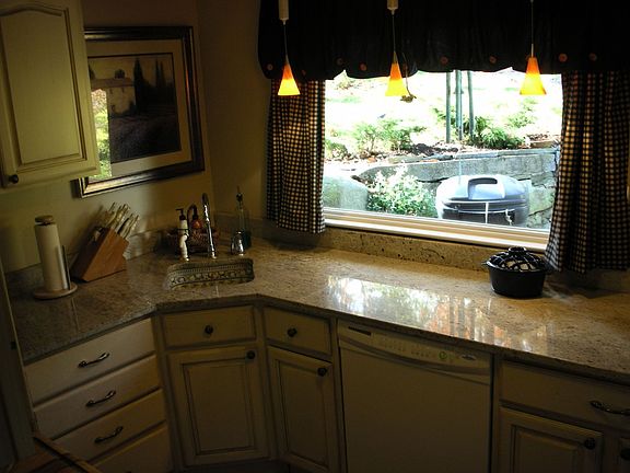 kitchen w/ granite cntrs