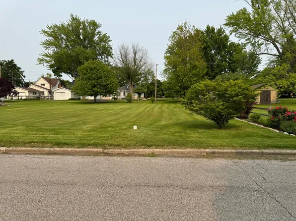 407 Sherwood Ave, Three Oaks, MI 49128