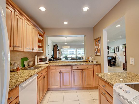 5th image of 21 Stratford Drive #C