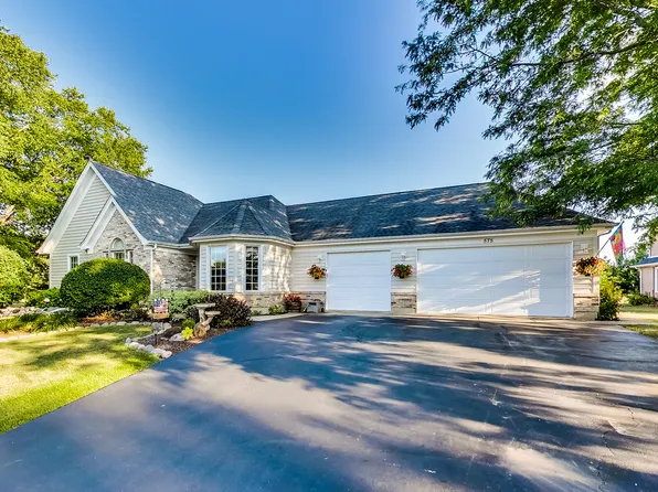 575 Grand Meadow Ln, McHenry, IL 60051