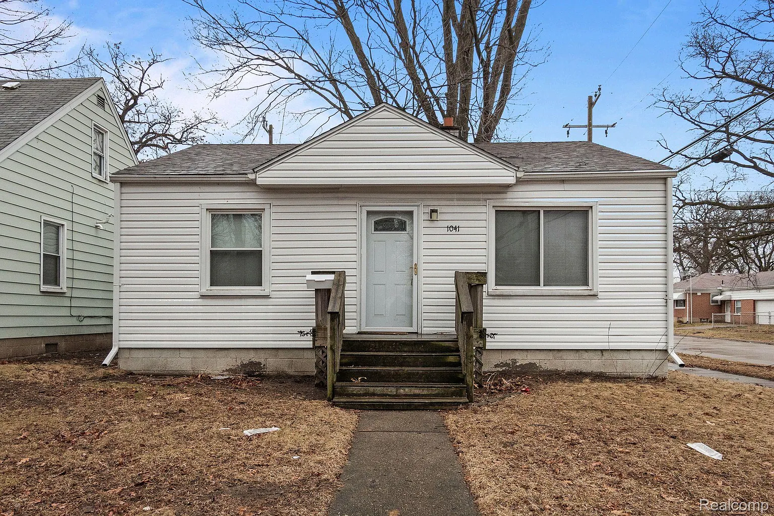 1041 E Madge Ave photo 1