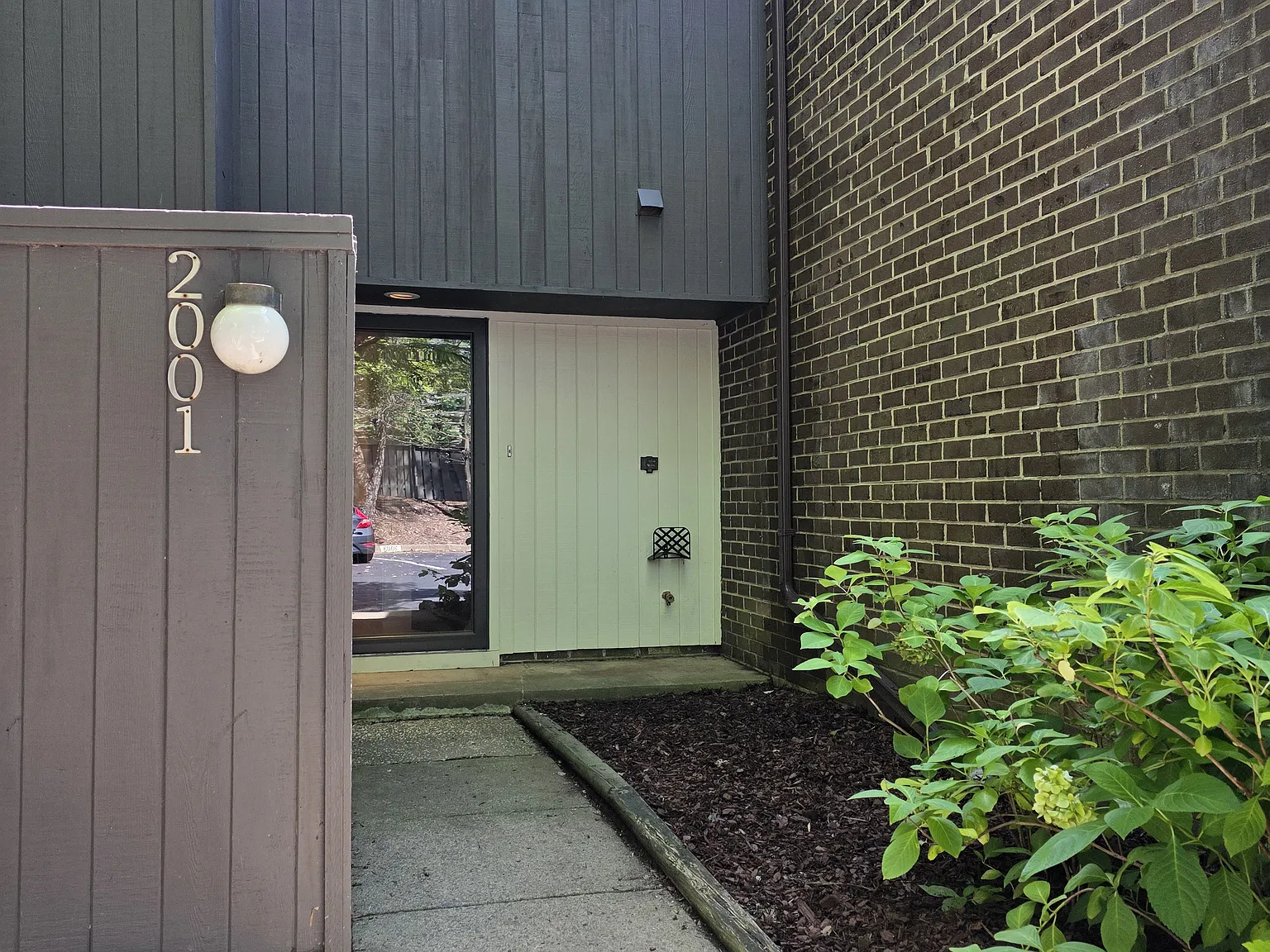 3 bed, 1761 sqft, $3,950 — Photo 2
