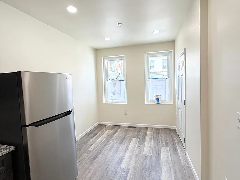 240 W Ontario St #1 — Photo 5